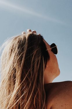 Routine naturelle d&rsquo;été pour protéger ses cheveux