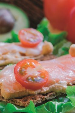 Tartines craquantes au houmous d&rsquo;avocat et saumon fumé
