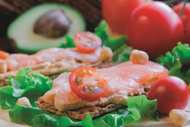 Tartines craquantes au houmous d&rsquo;avocat et saumon fumé